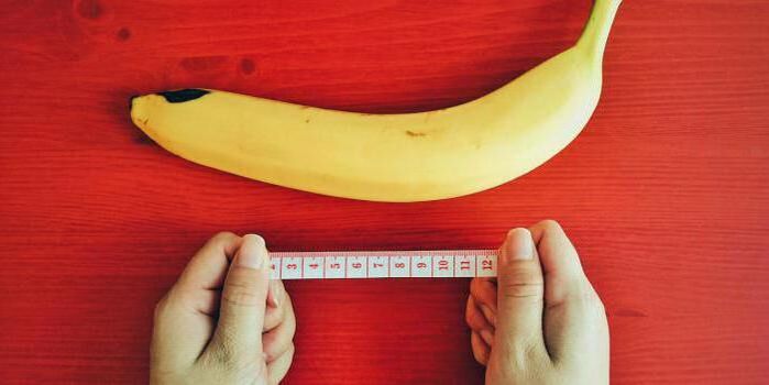 misurazione del pene prima dell'ingrandimento usando l'esempio di una banana