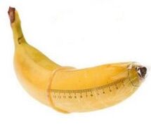 banana in un preservativo imita un cazzo allargato