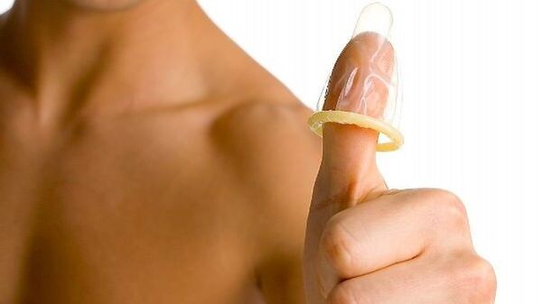preservativo sul dito e ingrandimento del pene dell'adolescente